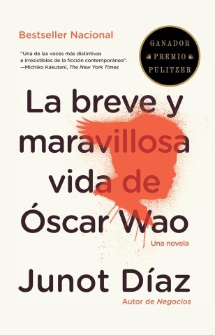 Book cover of "La breve y maravillosa vida de Óscar Wao" by Junot Díaz. Features a red silhouette of a head facing right, with bold black text. The cover includes a Pulitzer Prize emblem and a quote from Michiko Kakutani. Tone conveys acclaim and literary prestige.
